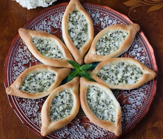مناسبة  للفطور أو كوجبة خفيفة.. قوارب الفطائر بحشوة الأجبان
