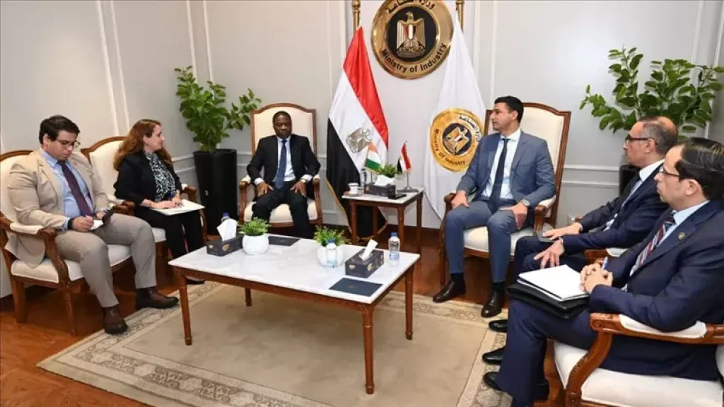 وزير الصناعة يبحث مع سفير كوت ديفوار بمصر سبل تعزيز التعاون الصناعي