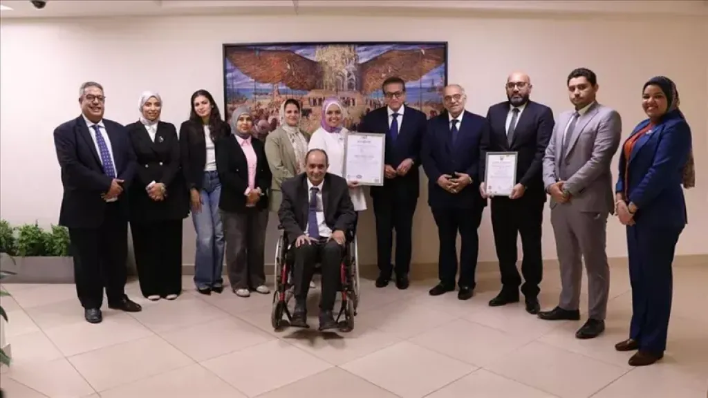 وزير الصحة يتسلم شهادتي “الأيزو” لنظام ”الشكاوى ورضاء المنتفعين” بـ”الطواريء والرعايات الحرجة”