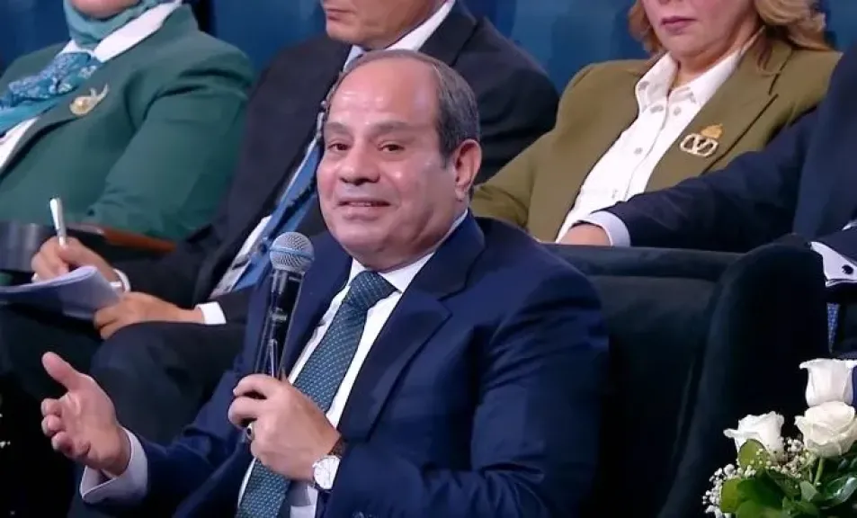 الرئيس السيسي يحذر من تداول المعلومات بلا تحقق: «التليفون اللي معاكم ده يا حسنة جارية يا سيئة جارية»