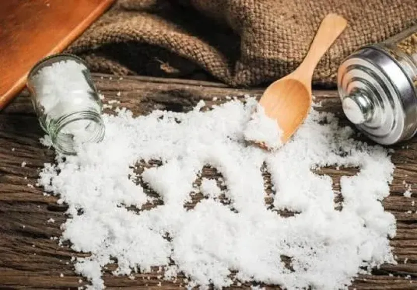 احذر الملح المختبئ في مطبخك.. 9 أطعمة ترفع ضغط الدم