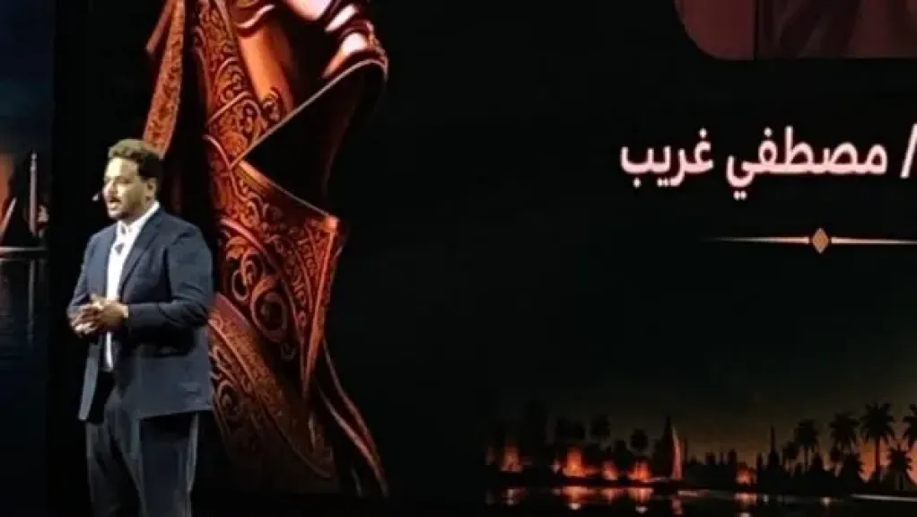 مصطفى غريب يضفي أجواء كوميدية على افتتاح مهرجان نقابة المهن التمثيلية ويوجه رسالة للشباب
