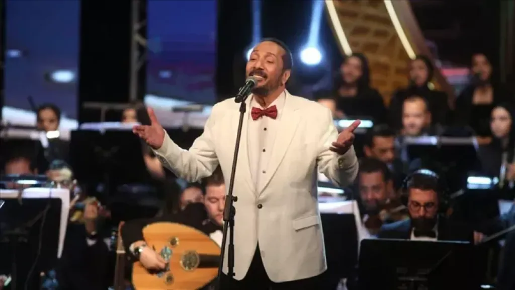 علي الحجار يفاجئ جمهور مهرجان الموسيقى العربية بلفتة مؤثرة لهاني شاكر