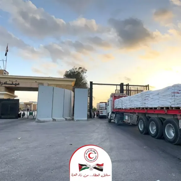 استجابة لأزمة الخبز.. الهلال الأحمر المصري يُطلق 280 شاحنة دقيق لتشغيل المخابز بغزة