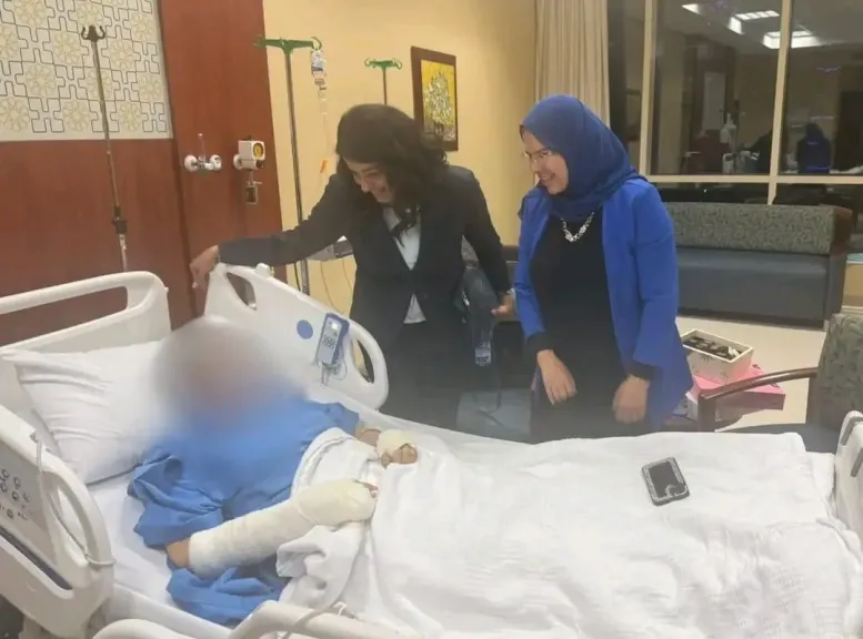 قنصلية مصر بالرياض تزور مواطنة مصرية ضمن المصابين جراء الاعتداءات على مطار الملك خالد