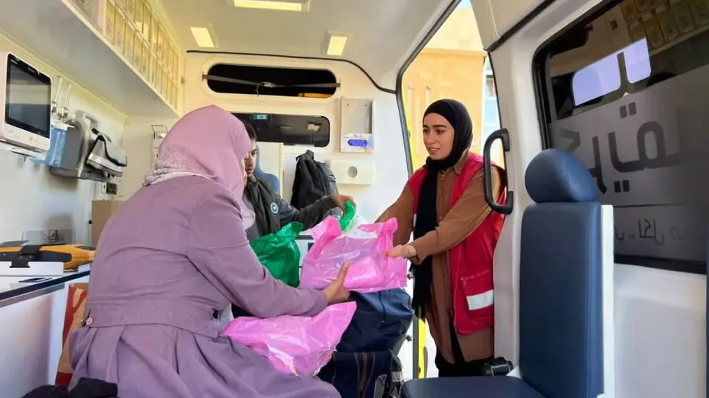 الهلال الأحمر المصري يستقبل الدفعة الـ 93 من الجرحى والمرضى الفلسطينيين ويودع المتعافين إلى بلادهم.. صور