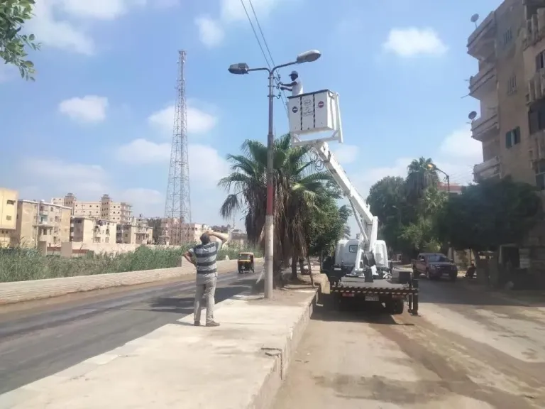 تطوير الإنارة العامة وتأمين الكابلات في عدة مناطق بالإسكندرية