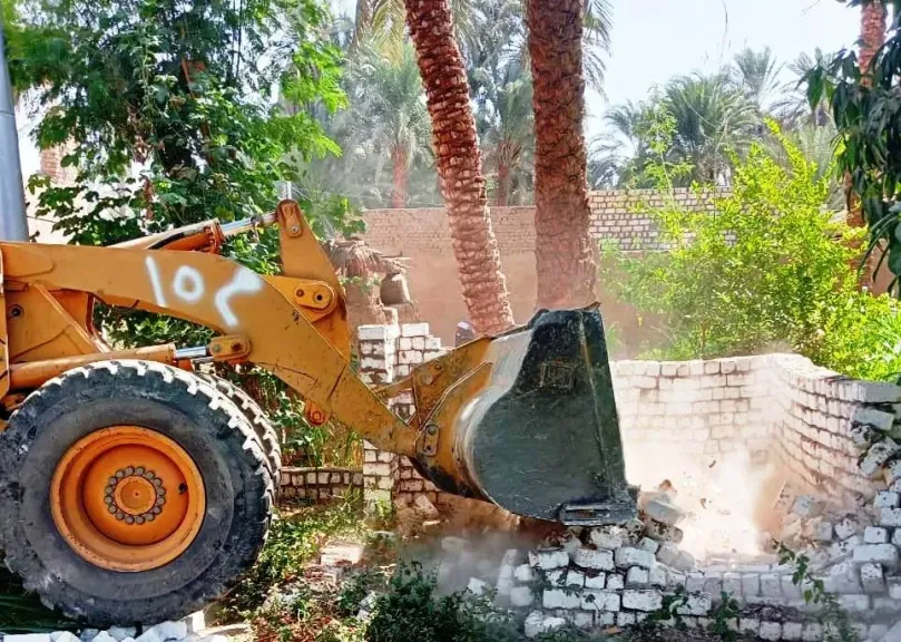 إزالة 33 حالة بناء مخالف بإدفو في أسوان