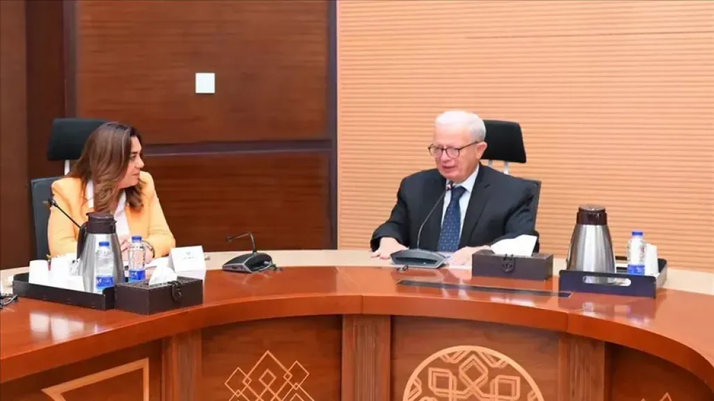 نائب رئيس الوزراء يبحث مع وزيرة التنمية المحلية جهود تطوير الأداء بجهاز تنظيم إدارة المخلفات