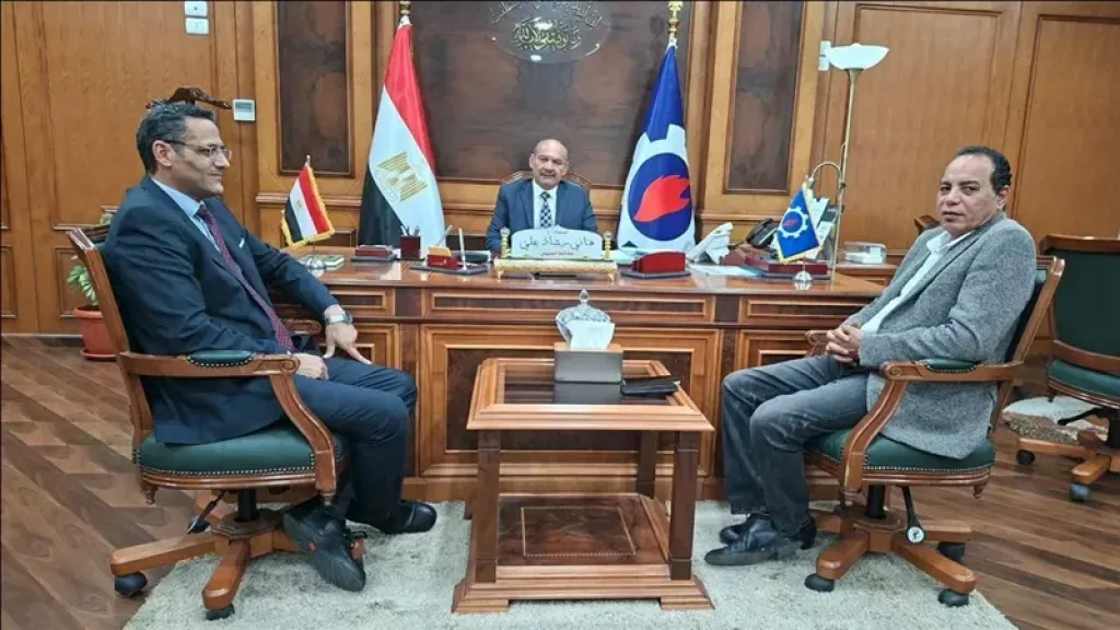 نقيب الصحفيين ومحافظ السويس يؤكدان دور الإعلام الوطني فى حماية الوعي