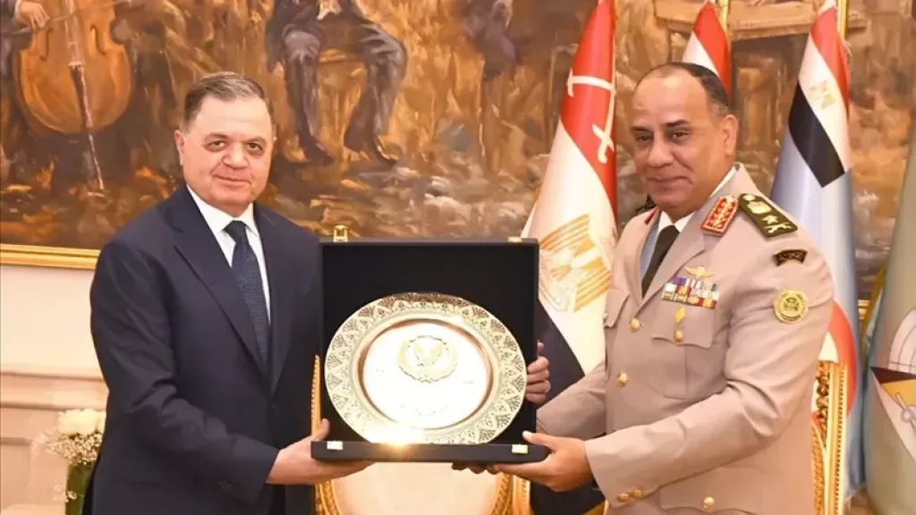 وزير الدفاع يستقبل نظيره بالداخلية ووفد من قيادات الشرطة