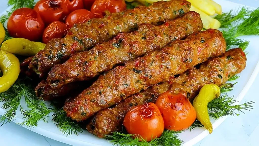 يجمع بين طراوة اللحم والتوابل العطرية.. طريقة عمل الكباب التركي بالفرن