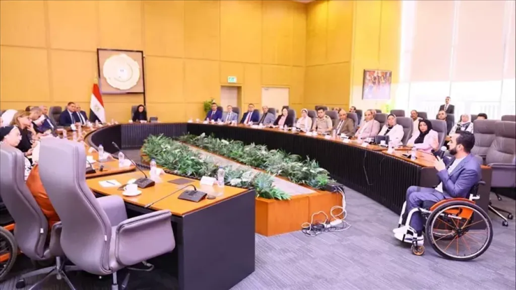 وزيرة التضامن تبحث مع الجمعيات الأهلية توفير الكراسي المتحركة والأجهزة التعويضية لذوي الإعاقة