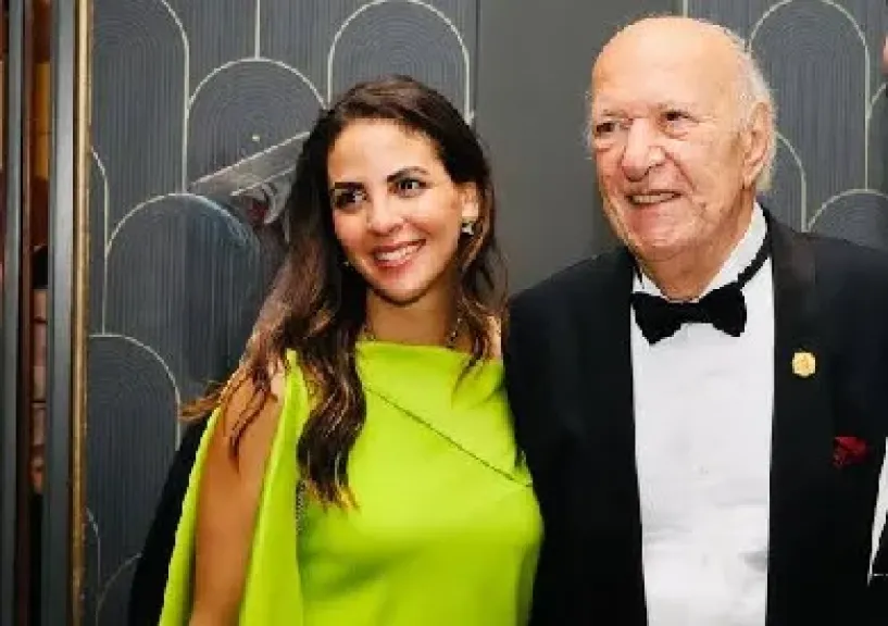 فاطمة سعيد تحتفي بالموسيقار عمر خيرت وتدعوه للصعود إلى المسرح وسط تصفيق الجمهور بالمتحف المصري الكبير