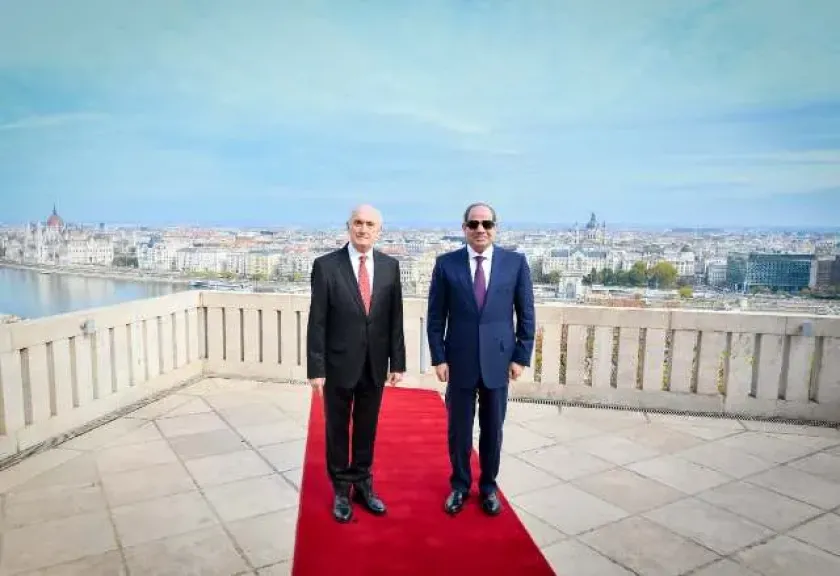 الرئيس المجري يصطحب الرئيس السيسي لشرفة قصر «شاندور» الرئاسي المطلة على بودابست