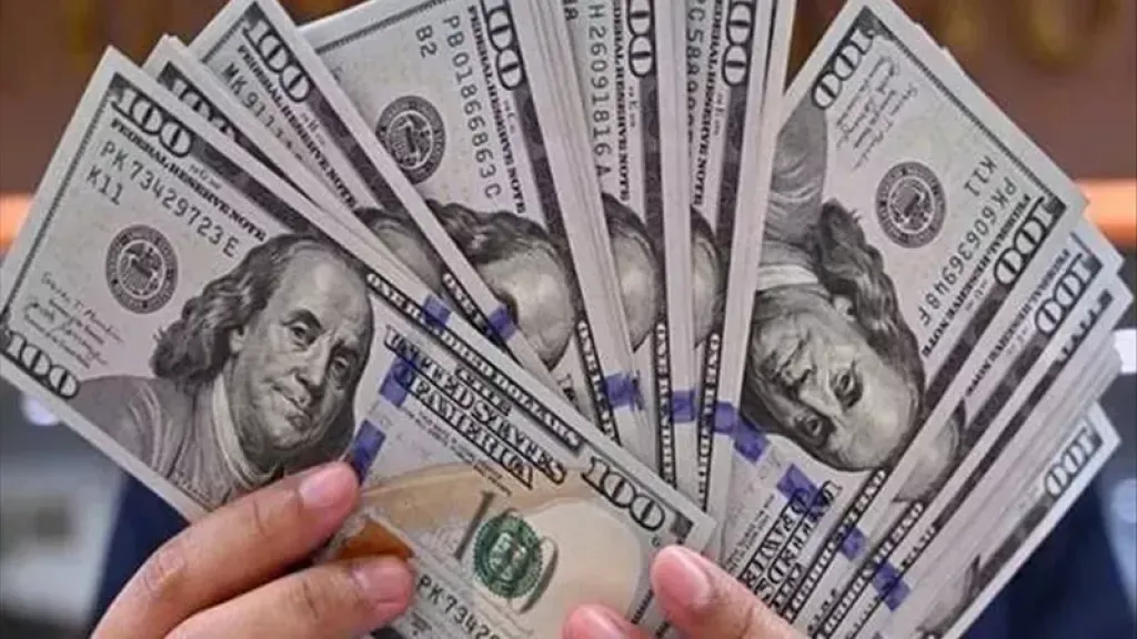 لماذا تراجع الجنيه المصري؟ خبير اقتصادي يوضح الأسباب والتوقعات