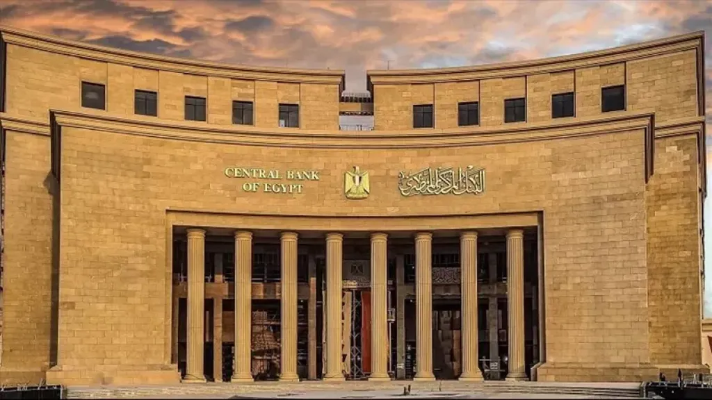 من الدولار في العقود الآجلة عند 65 جنيهًا إلى تأثير رفع الفائدة على الاستثمار.. خبير يوضح