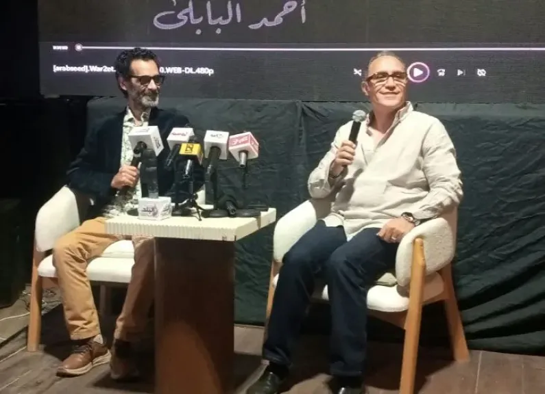 بعد 6 سنوات.. محمود فارس يبكي خلال مشاهدة فيلمه ورقة جمعية لأول مرة