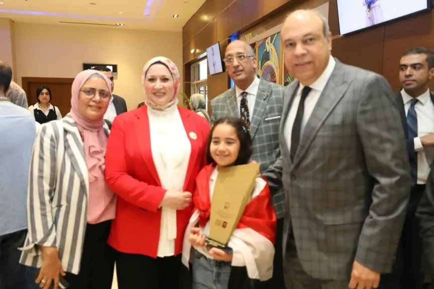 تقديرًا لإنجازها العربي.. وزير الطيران المدني يستقبل بطلة «تحدي القراءة العربي» بمطار القاهرة الدولي