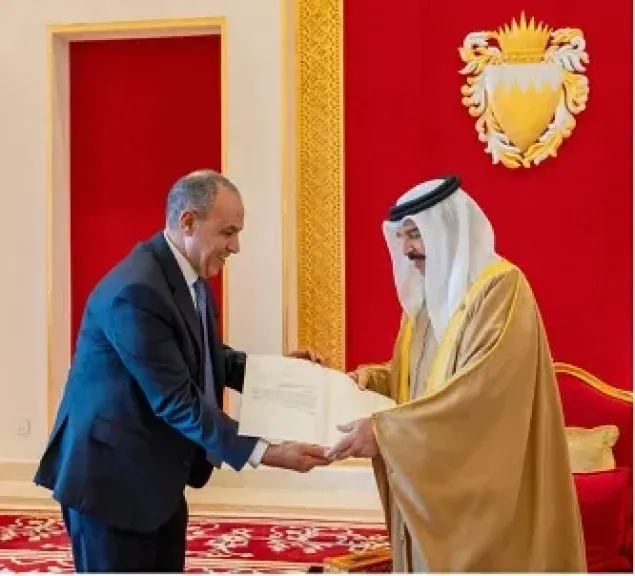 وزير الخارجية يسلم ملك البحرين رسالة خطية من الرئيس السيسي